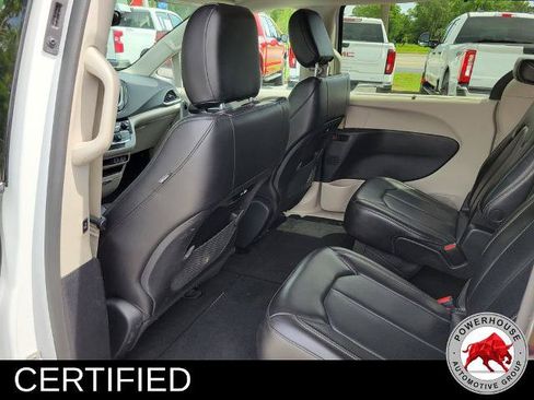 Used 2023 Chrysler Pacifica Touring-L FWD image 15