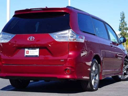 Used 2020 Toyota Sienna SE image 5