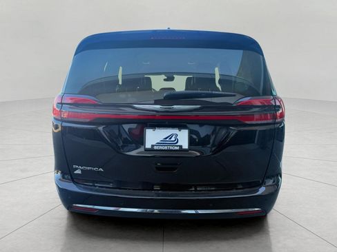 Used 2024 Chrysler Pacifica Touring-L image 11