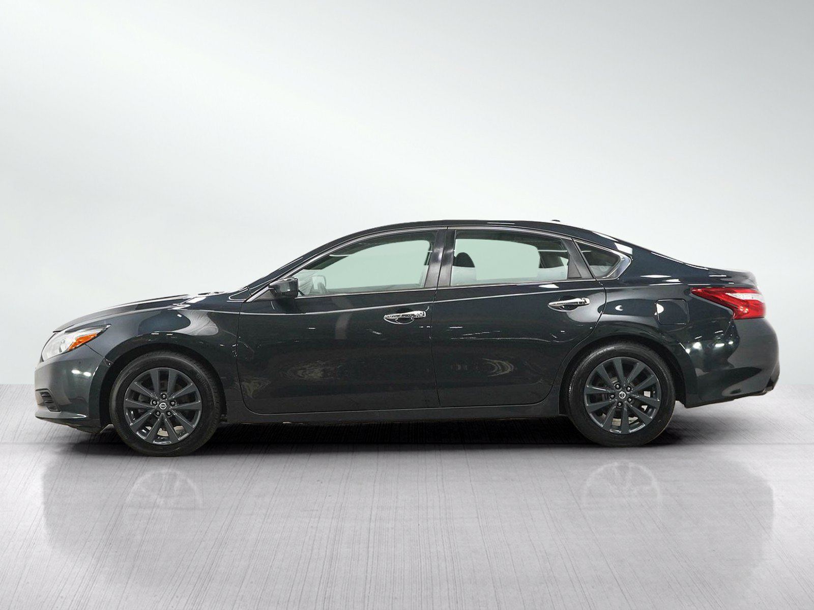 Used 2017 Nissan Altima 2.5 SV FWD image 2