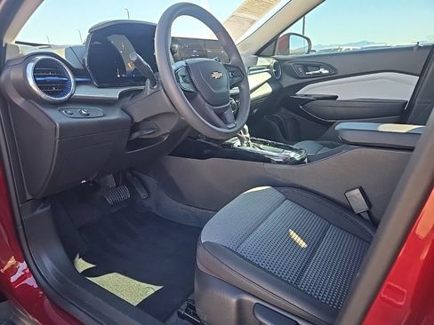 Used 2025 Chevrolet Trax LT FWD image 13