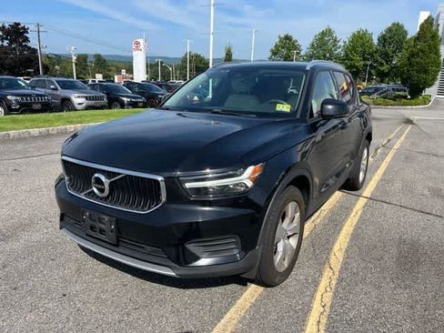 Used 2019 Volvo XC40 T4 Momentum FWD image 1