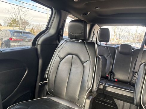 Used 2025 Chrysler Pacifica Limited image 41