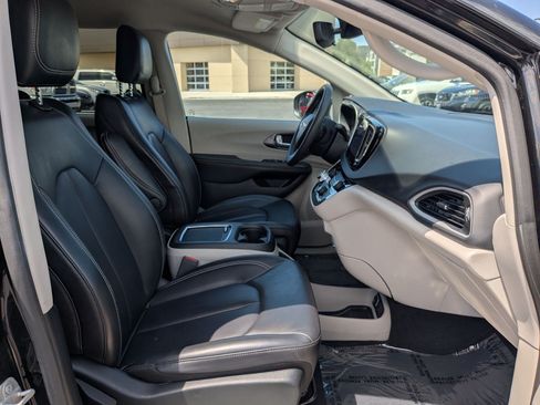 Used 2023 Chrysler Pacifica Touring-L FWD image 34
