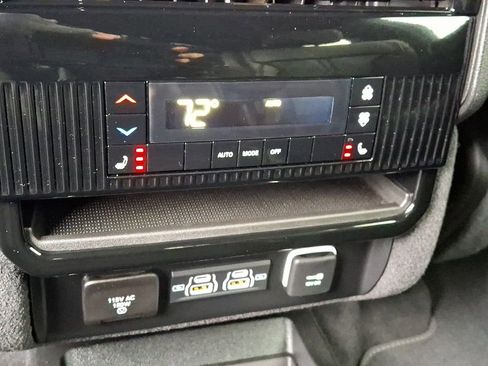 Used 2024 Jeep Wagoneer Series III AWD/4WD image 15