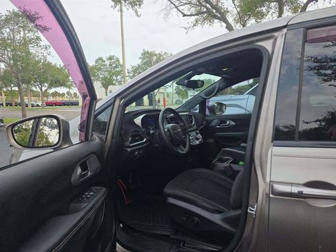 Used 2018 Chrysler Pacifica Touring Plus w/ S Appearance Package FWD image 4