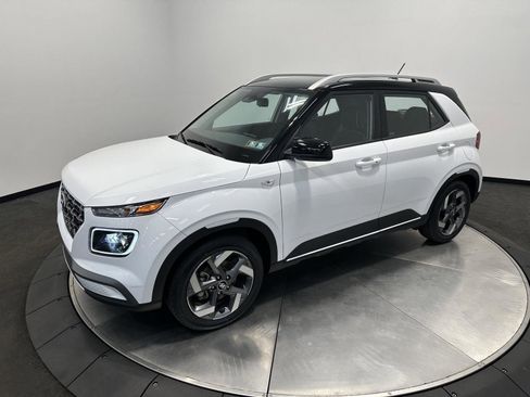 Certified 2023 Hyundai Venue Limited w/ Cargo Package FWD image 4
