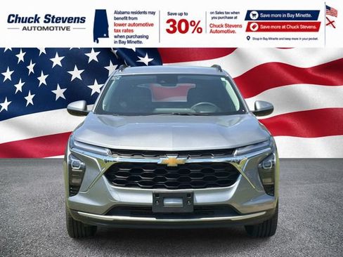 Used 2025 Chevrolet Trax LT FWD image 3