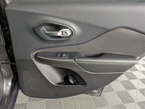 Used 2015 Jeep Cherokee Latitude w/ Cold Weather Group image 29