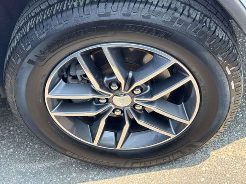 Used 2017 Jeep Grand Cherokee Limited AWD/4WD image 5