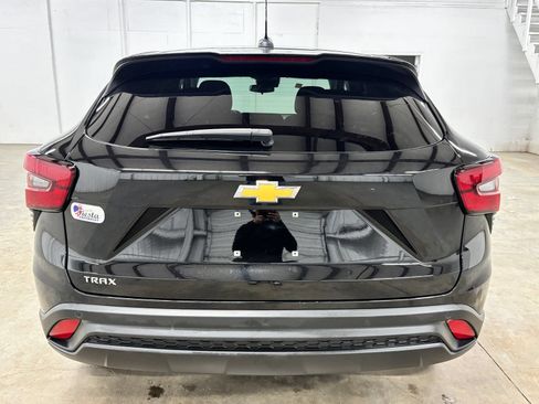 Used 2025 Chevrolet Trax LS w/ LS Convenience Package FWD image 6