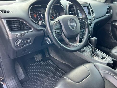 Used 2019 Jeep Cherokee Latitude Plus w/ Cold Weather Group AWD/4WD image 16