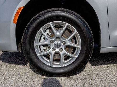 Used 2022 Chrysler Voyager LX image 27