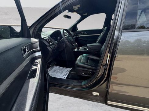 Used 2016 Ford Explorer XLT w/ Equipment Group 202A FWD image 2