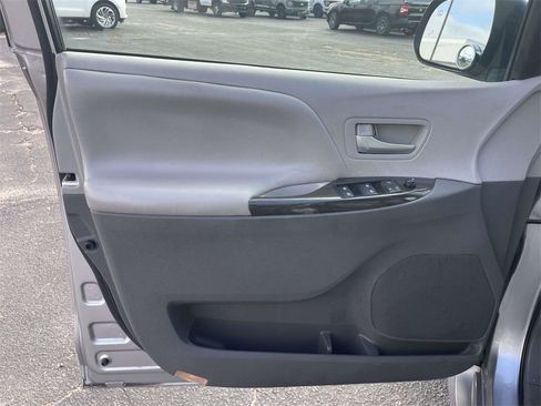 Used 2018 Toyota Sienna XLE image 15
