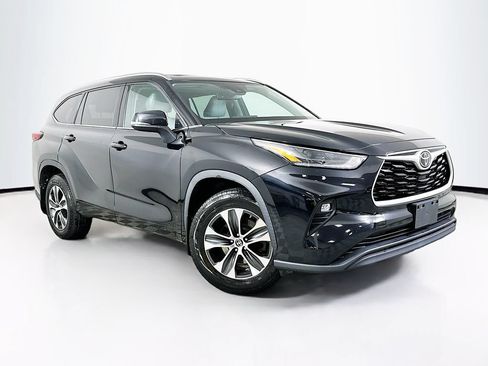 Used 2021 Toyota Highlander XLE AWD/4WD image 2