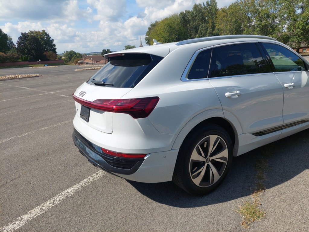 Used 2024 Audi Q8 e-tron Premium Plus w/ Premium Plus Package AWD/4WD image 10