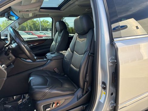 Used 2018 Cadillac Escalade ESV Premium Luxury w/ LPO, Radiant Package AWD/4WD image 10