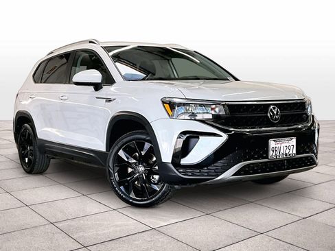 Used 2022 Volkswagen Taos SE image 2