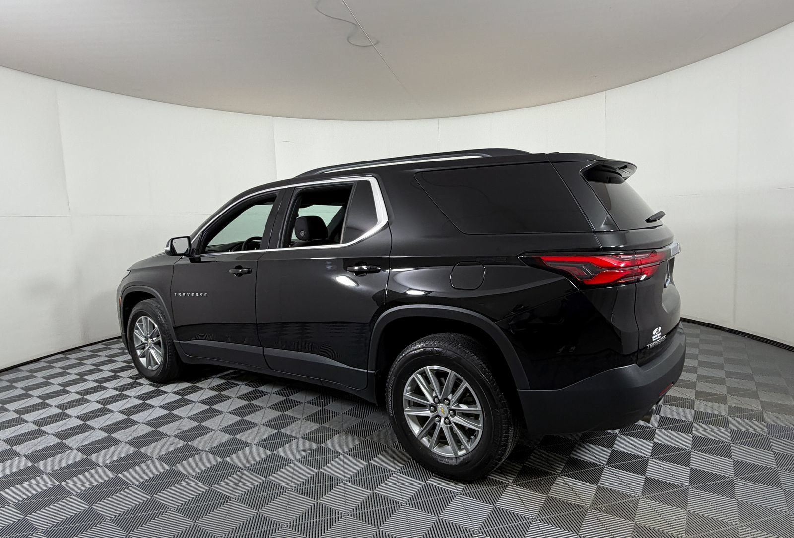 Used 2023 Chevrolet Traverse LT FWD image 3