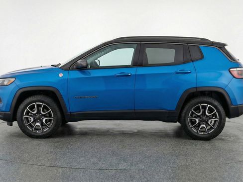 Used 2025 Jeep Compass Trailhawk image 5
