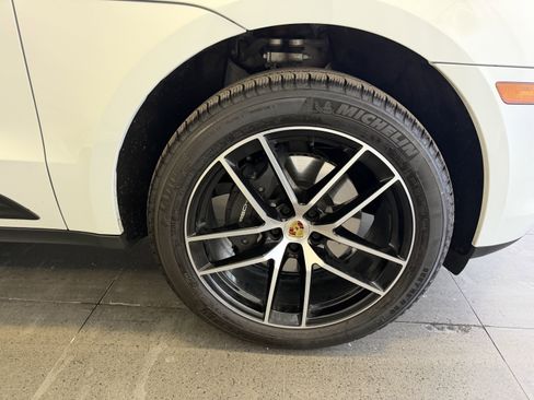 Certified 2025 Porsche Macan image 13