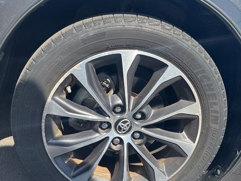 Used 2018 Toyota Avalon XLE image 9