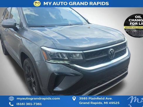 Used 2023 Volkswagen Taos SE w/ Panoramic Sunroof Package AWD/4WD image 37