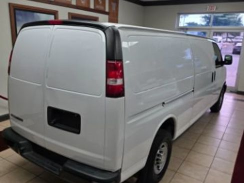 Used 2020 Chevrolet Express 3500 Extended w/ Driver Convenience Package RWD image 3