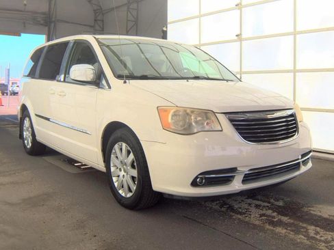 Used 2013 Chrysler Town & Country Touring FWD image 4