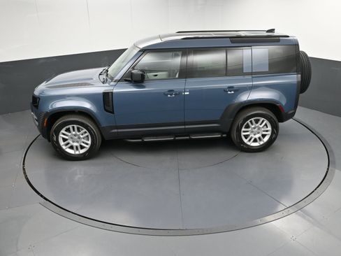 Used 2025 Land Rover Defender 110 S image 31