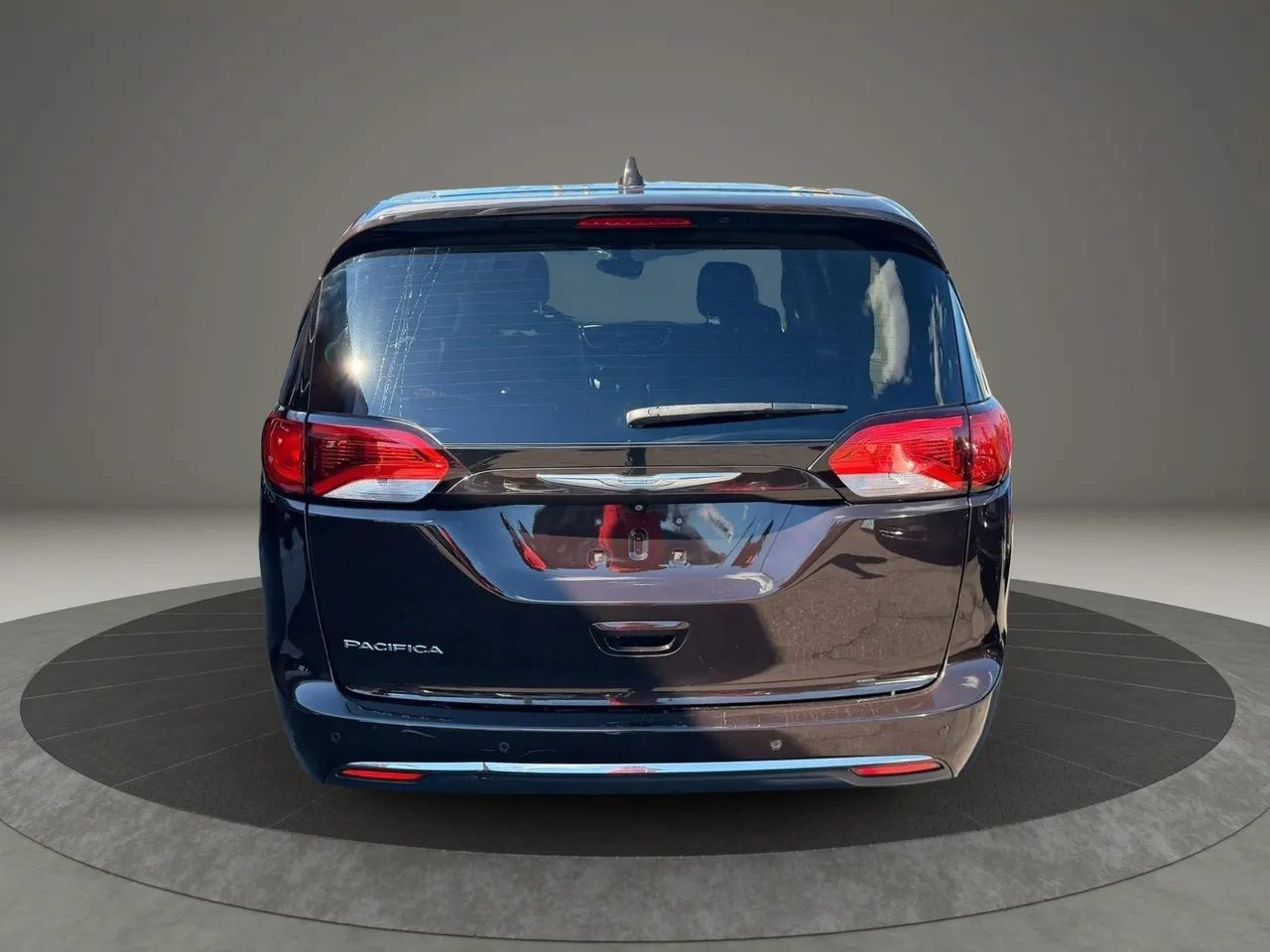 Used 2017 Chrysler Pacifica Touring Plus w/ Tire & Wheel Group FWD image 4