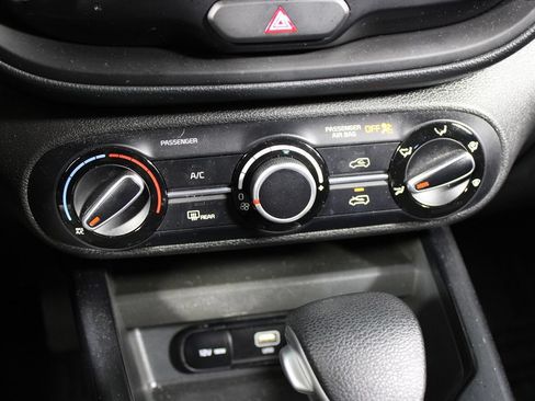 Used 2025 Kia Soul LX w/ LX Technology Package FWD image 15