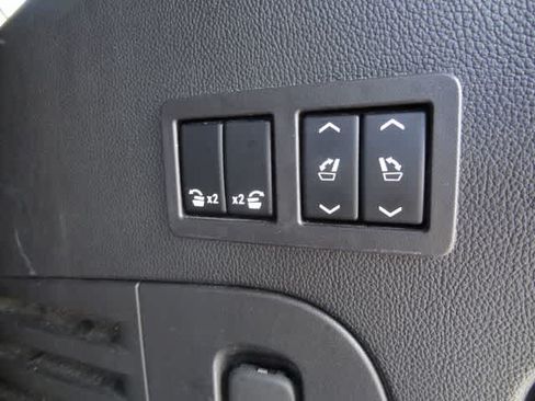 Used 2018 GMC Yukon SLT AWD/4WD image 9