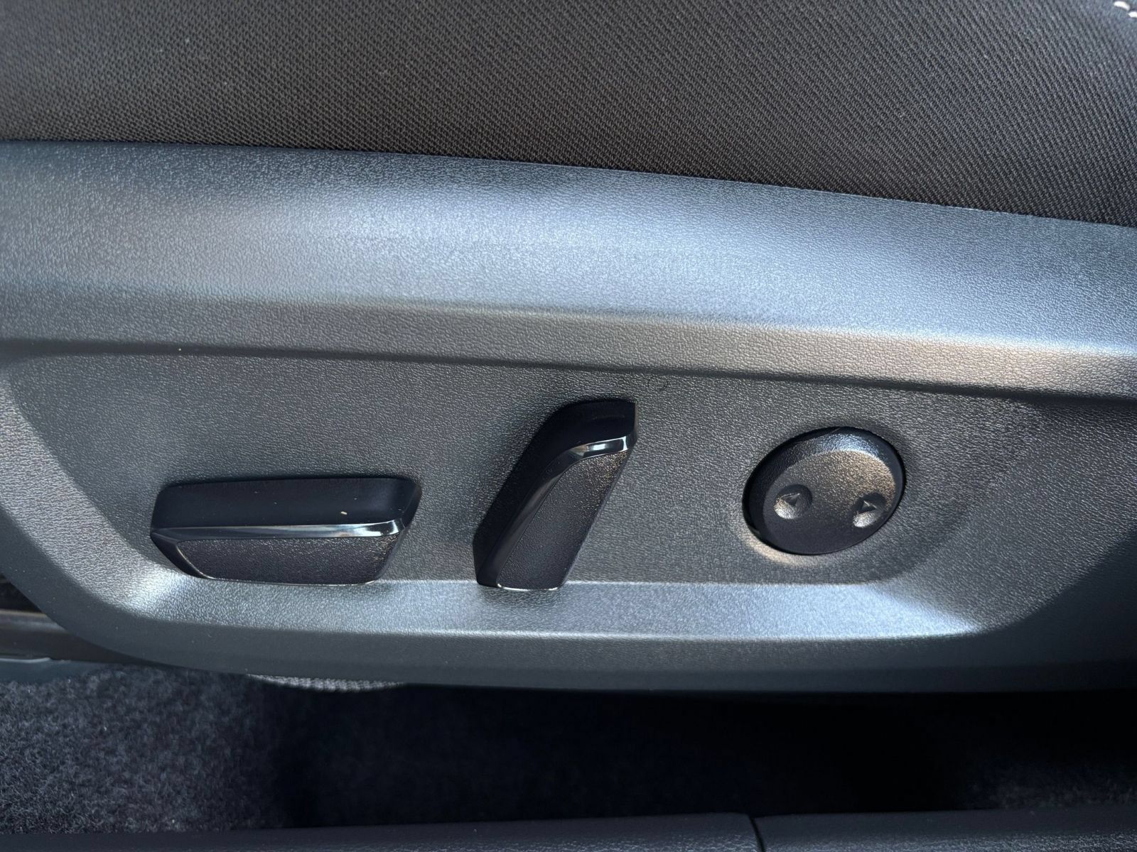 Used 2025 Nissan Rogue SV FWD image 21