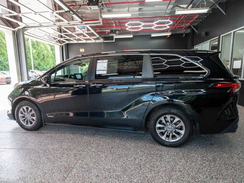Used 2021 Toyota Sienna XLE FWD image 2