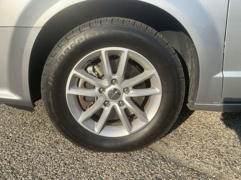 Used 2019 Dodge Grand Caravan SXT FWD image 14