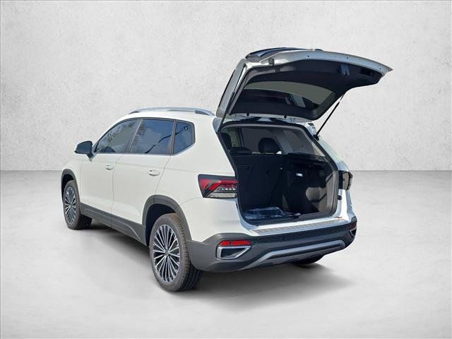 New 2026 Volkswagen Taos SE FWD image 3