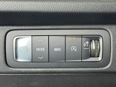 Used 2025 Chevrolet Traverse LT image 17