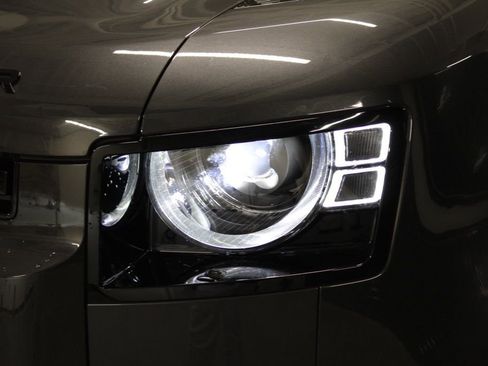 Used 2025 Land Rover Defender 110 V8 image 11