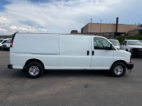 Used 2017 Chevrolet Express 3500 Extended image 9