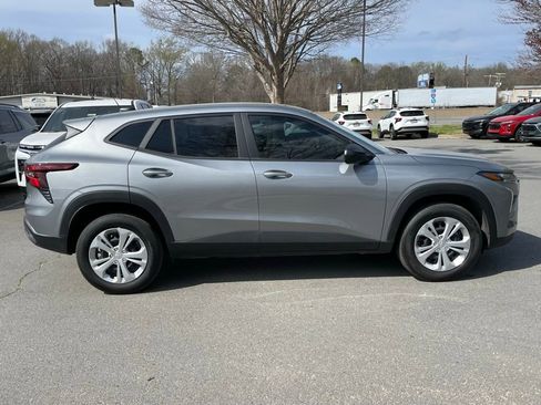 Used 2025 Chevrolet Trax LS image 9