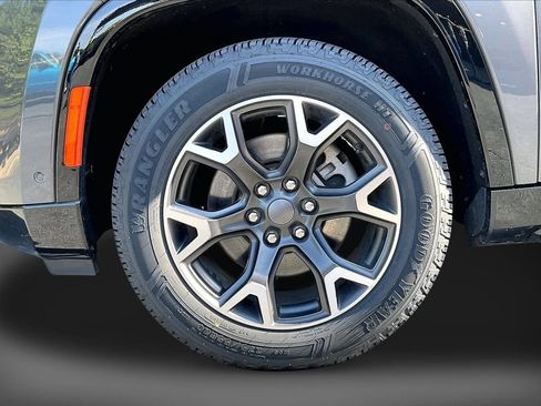 Certified 2024 Jeep Wagoneer Series III AWD/4WD image 33