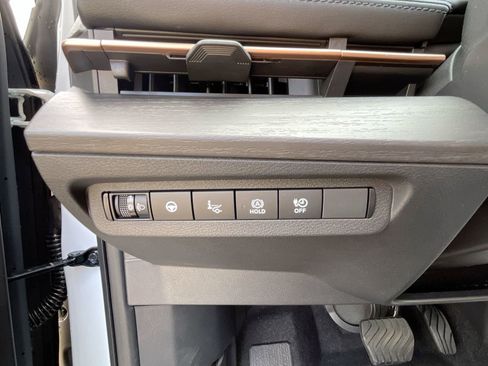 New 2024 Nissan Ariya AWD image 14