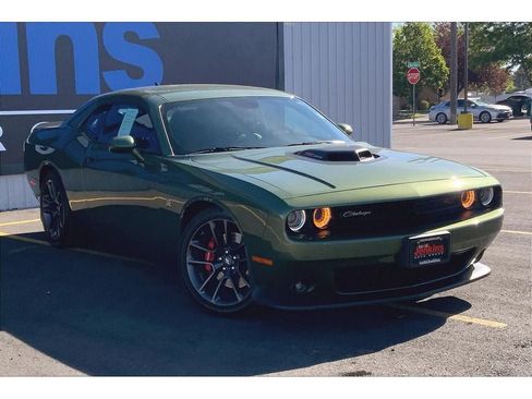 Used 2022 Dodge Challenger R/T Scat Pack w/ Shaker Package RWD image 2