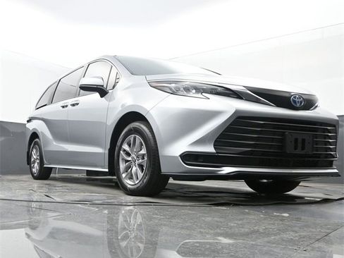 Used 2025 Toyota Sienna LE image 9