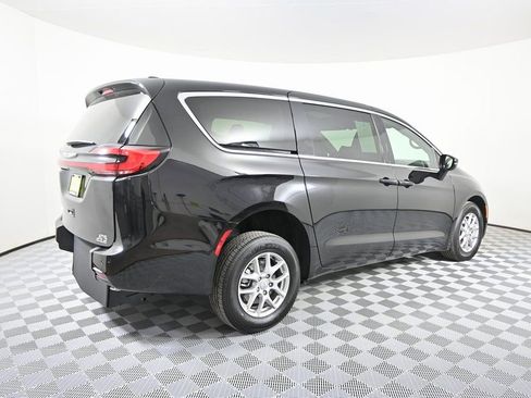 Used 2025 Chrysler Pacifica Select image 7