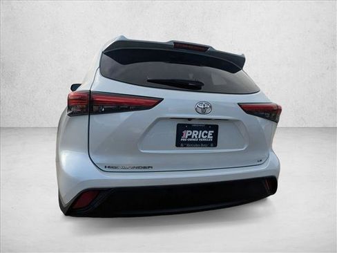 Used 2022 Toyota Highlander LE image 6