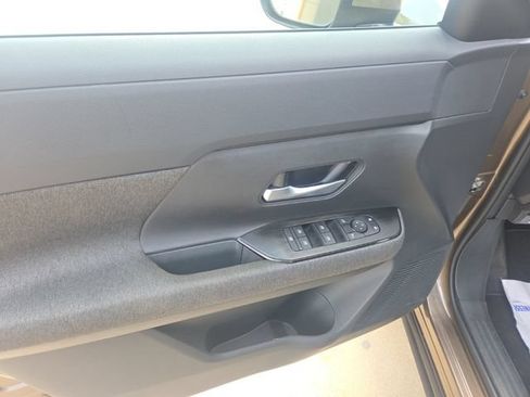 Used 2025 Nissan Kicks SV AWD/4WD image 13