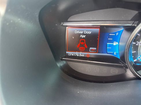 Used 2018 Ford Explorer XLT w/ Equipment Group 202A AWD/4WD image 12
